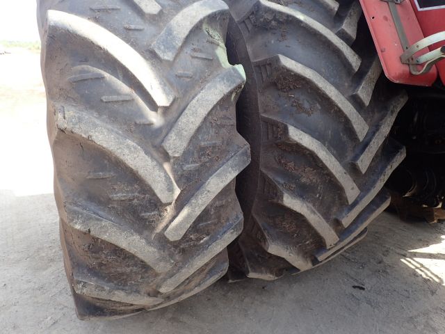 453049-14 CASE IH 7140 right: BKX234