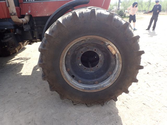 453049-15 CASE IH 7140 right: BKX234