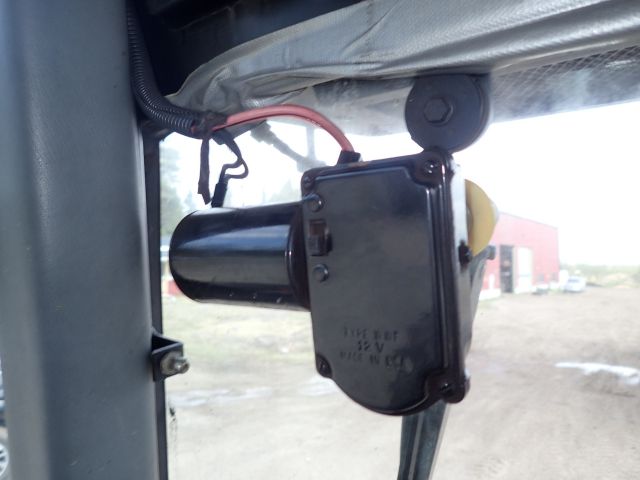 453049-63 CASE IH 7140 right: BKX234
