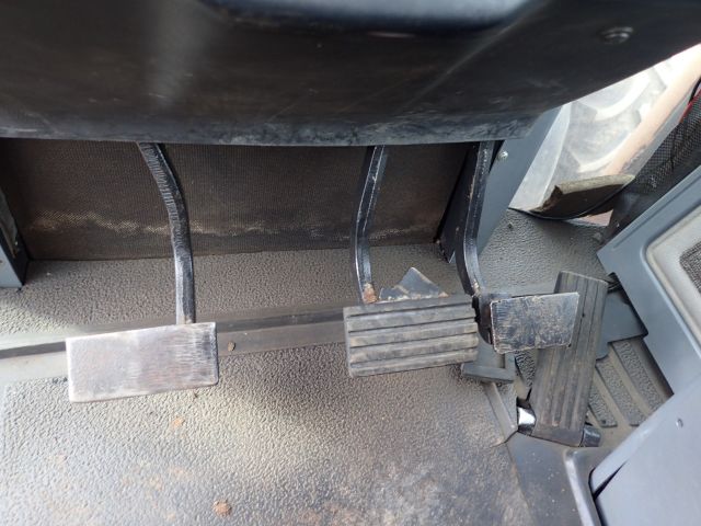 453049-68 CASE IH 7140 right: BKX234