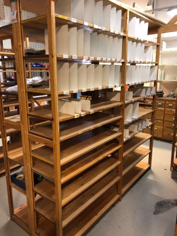 422271-1 Lagerhylla i trä ca 2 m