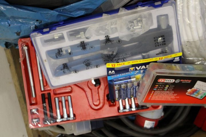 468486-6 Pall med verktyg och biltillbehör