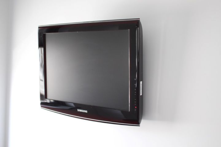 483079-2 Wall TV Samsung DVB SR5 with remote control