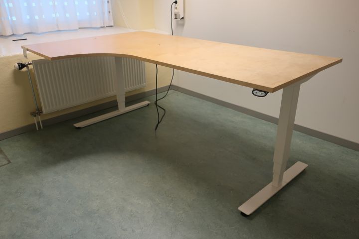 469440-1 Desk, raised and lowered, efg