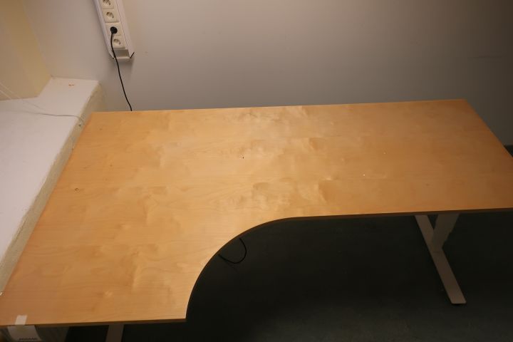 469440-3 Desk, raised and lowered, efg