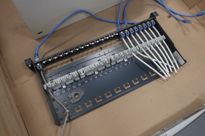 483746-8 Network switch HP Procurve 2524 with accessories