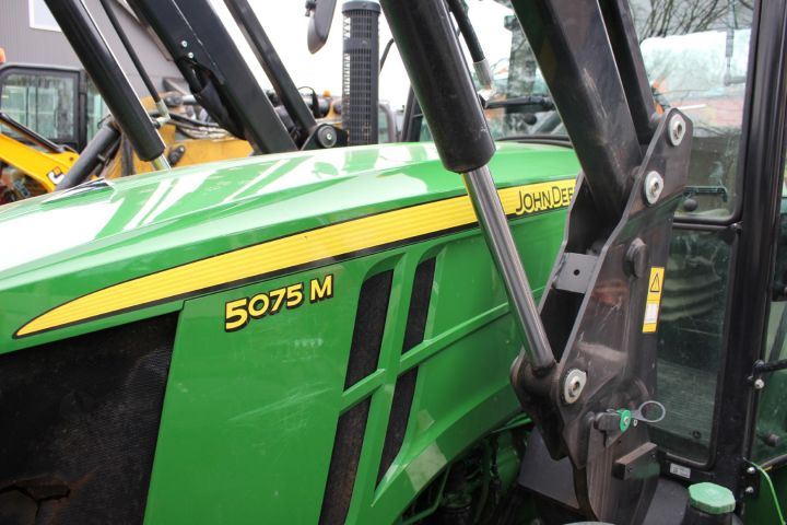 483208-3 Tractor John Deere 5075M 4WD -16 (829 h, front loader)