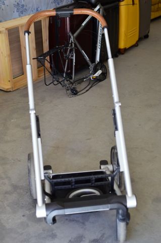 485037-1 Broken stroller frame