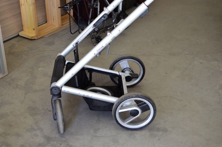485037-2 Broken stroller frame