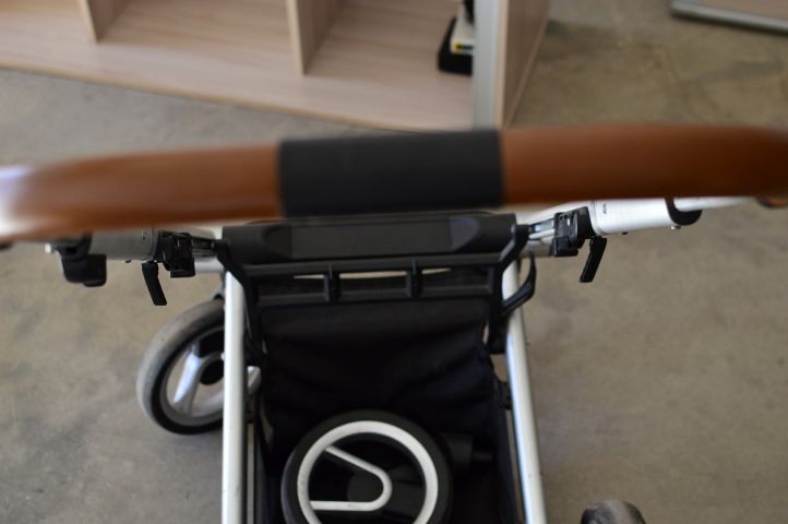 485037-4 Broken stroller frame