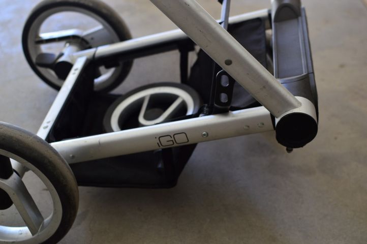 485037-5 Broken stroller frame