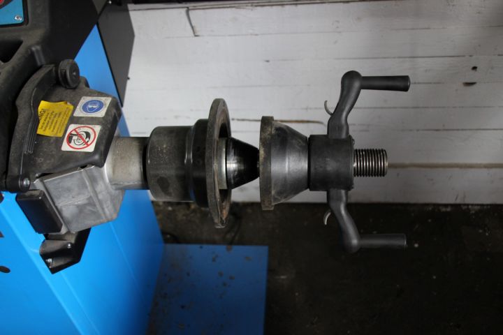 482290-6 Tire balancing machine Hofmann Geodyna 960