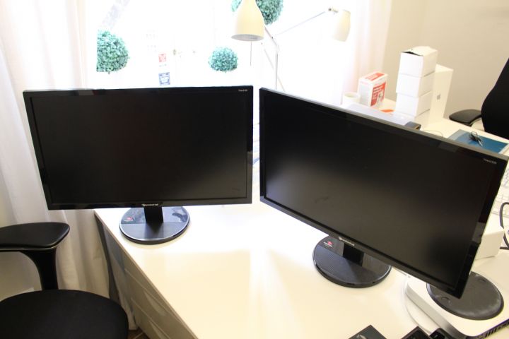 487579-1 Two computer screens Packard Bell