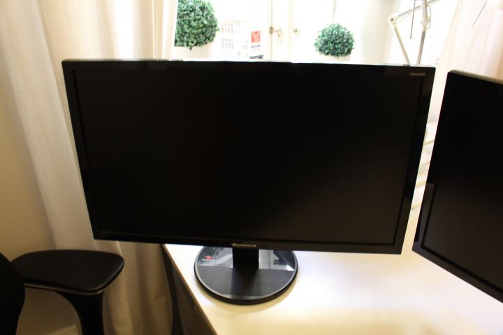 487579-2 Two computer screens Packard Bell