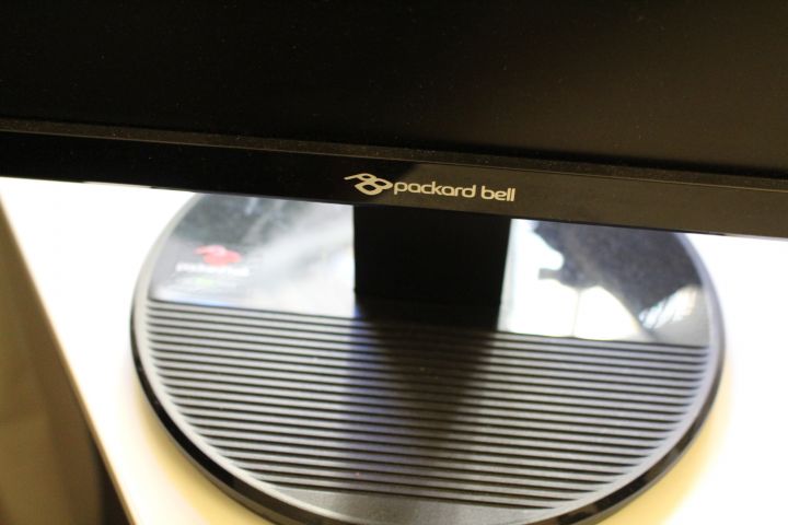 487579-4 Two computer screens Packard Bell