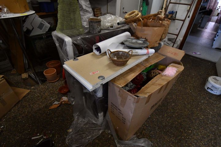 486715-8 Plates, pots, etc.