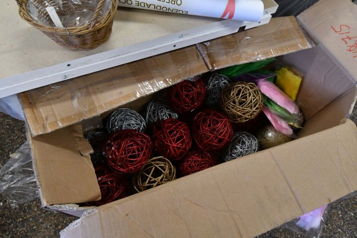 486715-9 Plates, pots, etc.