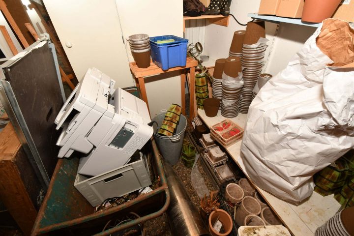 486715-15 Plates, pots, etc.