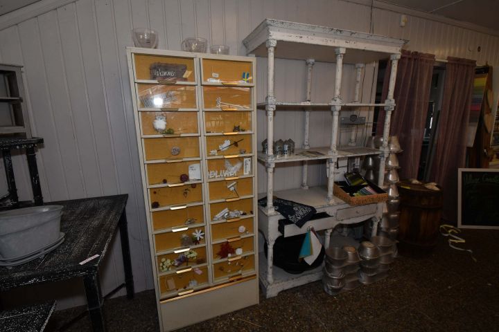 486720-10 Decor, ornamental shelves, etc.