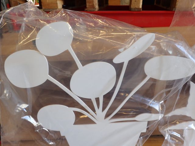 453438-3 Decorative flowers in plate LONNEBERG