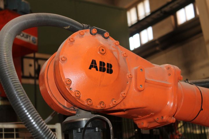 486679-4 Industrial Robot ABB IRB 4400 S4 (8213)
