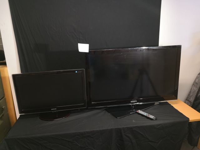 488784-1 40 inch Samsung TV and 27 inch samsung data screen