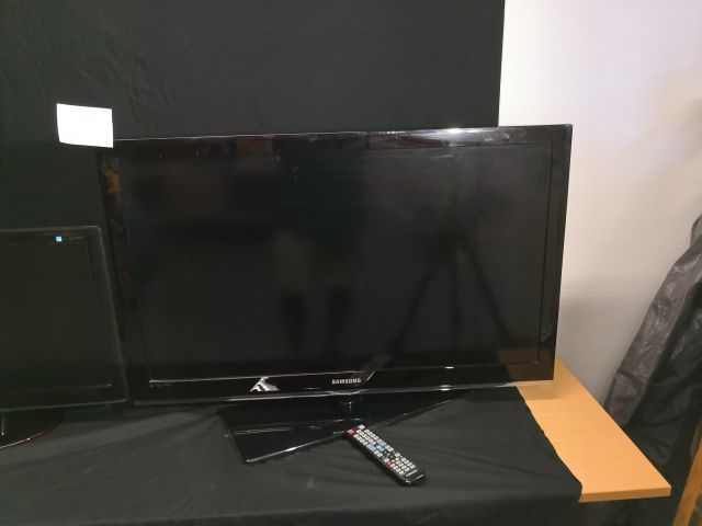 488784-2 40 inch Samsung TV and 27 inch samsung data screen