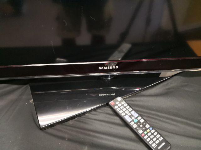 488784-3 40 inch Samsung TV and 27 inch samsung data screen