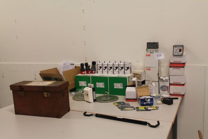 488976-1 Lot of electrical accessories Schneider, ABB, MJK, Megacon etc.