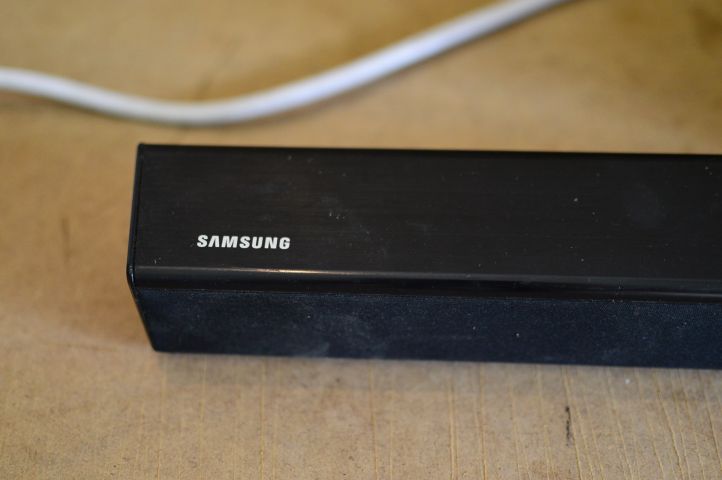 490856-4 Samsung HW-H450 soundbar with wireless subwoofer