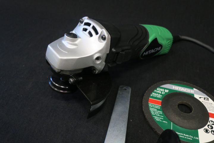 489338-2 2 angle grinders Hitachi G 13SN