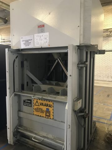 491176-2 HSM VL 600 vertical baling machine for plastic and cardboard