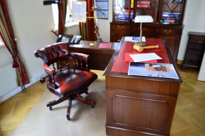 491629-2 Antique workdesk with chair + Showcase cabinet + Suit stand rack