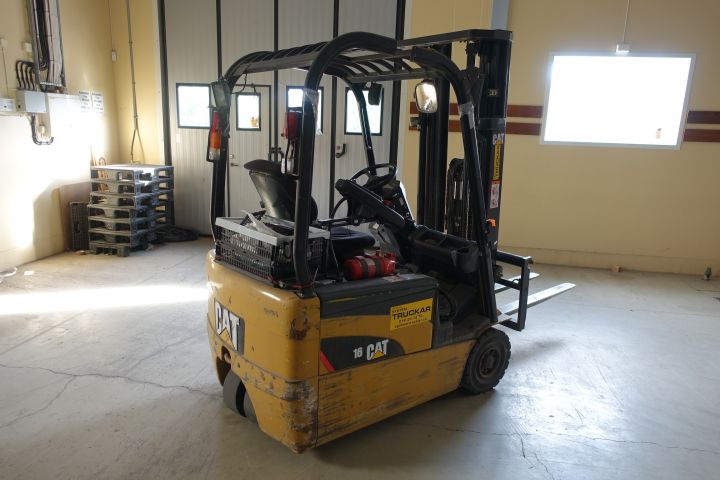 492377-1 4-wheel counterbalanced truck CAT EP16NT