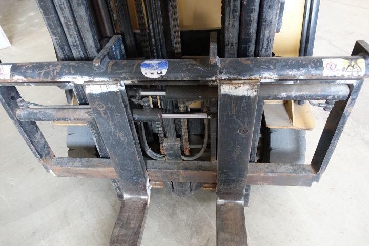 492377-4 4-wheel counterbalanced truck CAT EP16NT