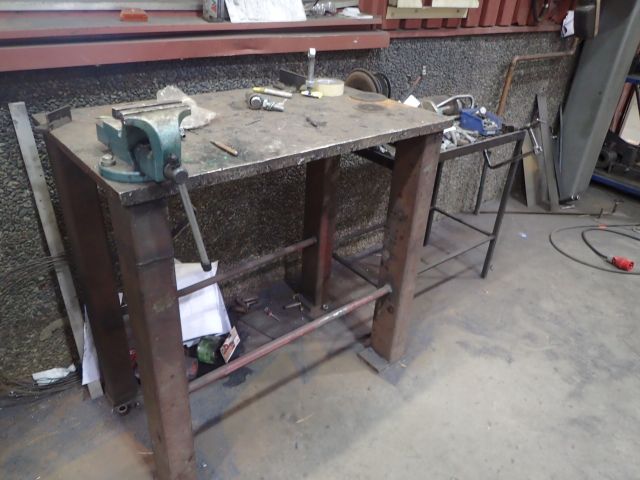 399295-2 Arbetsbord och gallerbord