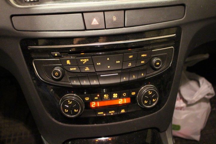 494411-29 Peugeot 508 SW (Back Sensors, Panoramic Roof) -11