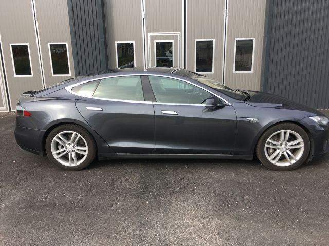 494499-5 Tesla S85 D 2015