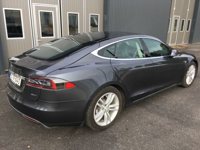 494499-6 Tesla S85 D 2015