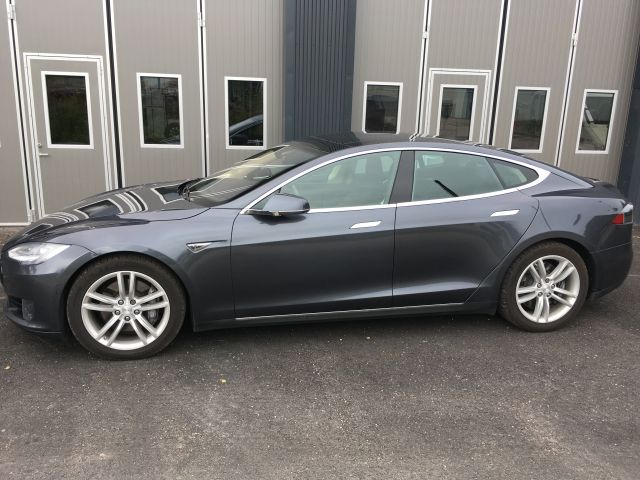 494499-7 Tesla S85 D 2015