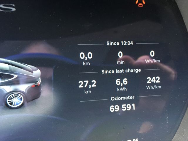 494499-37 Tesla S85 D 2015