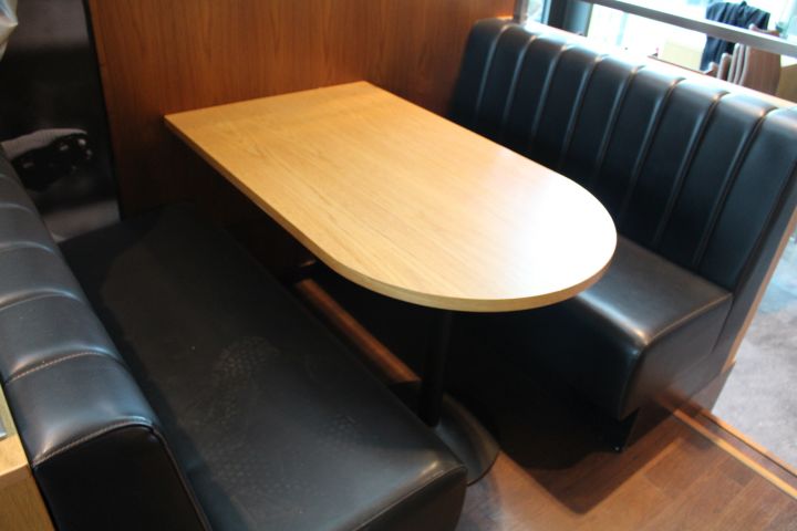 493681-1 Restaurangsoffor 2st med väggmonterat bord