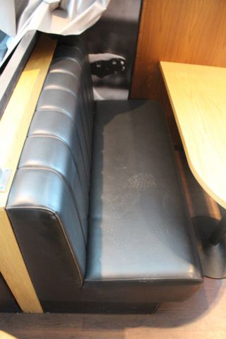 493681-2 Restaurangsoffor 2st med väggmonterat bord