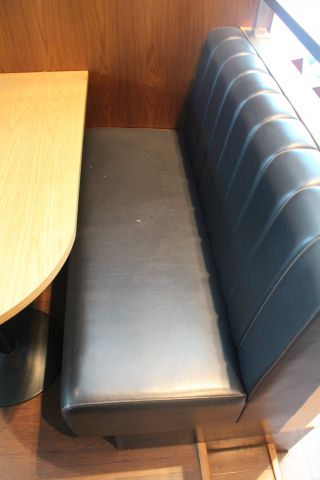 493681-4 Restaurangsoffor 2st med väggmonterat bord