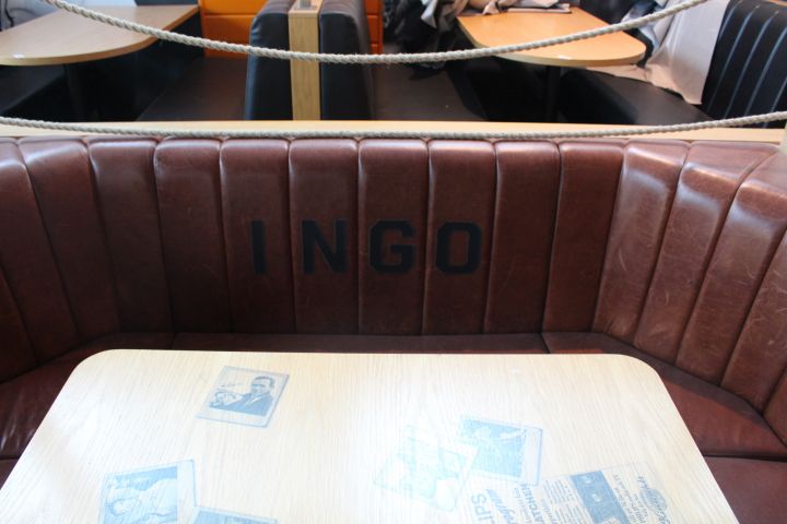 493685-5 Restaurangsoffa U-form med bord