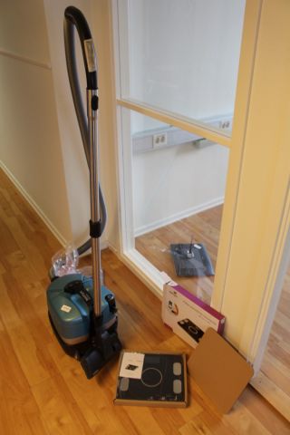 487920-2 Dammsugare Nilfisk Extreme X200 och smartvåg Senya BT Scale