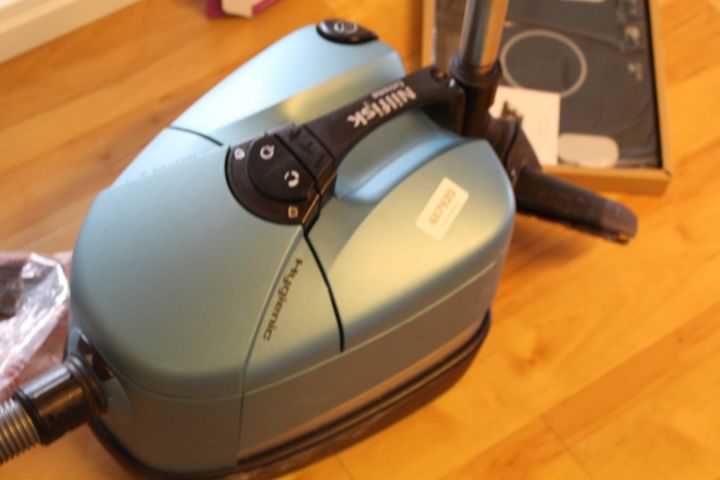 487920-5 Dammsugare Nilfisk Extreme X200 och smartvåg Senya BT Scale