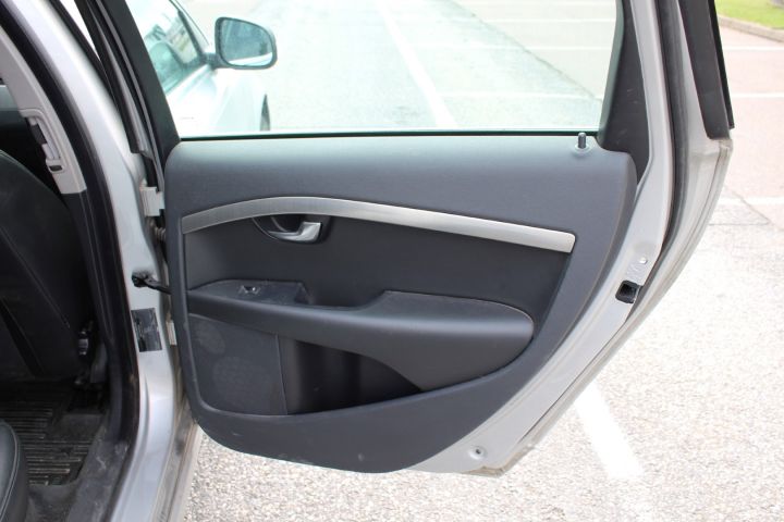 496148-40 Volvo V70 2.4 D Momentum automat-2010 (175hk, 38700mil)