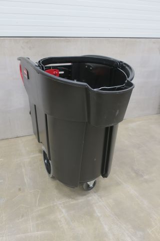 498435-11 Sopvagn Rubbermaid Mega Brute