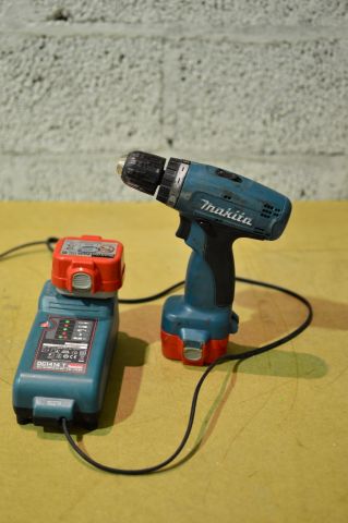 501343-1 Makita 6260D cordless drill(2 batteries and a charger)